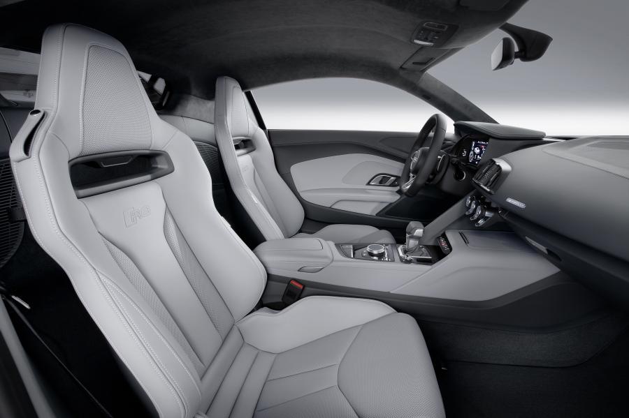 Интерьер Audi R8 V10 Plus 2015 года  (WW) (фото 20 из 30)